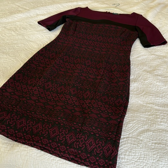 Gabby Skye Plum Purple Fitted Knee-Length Dress with Black Geometric Pattern - Picture 3 of 7